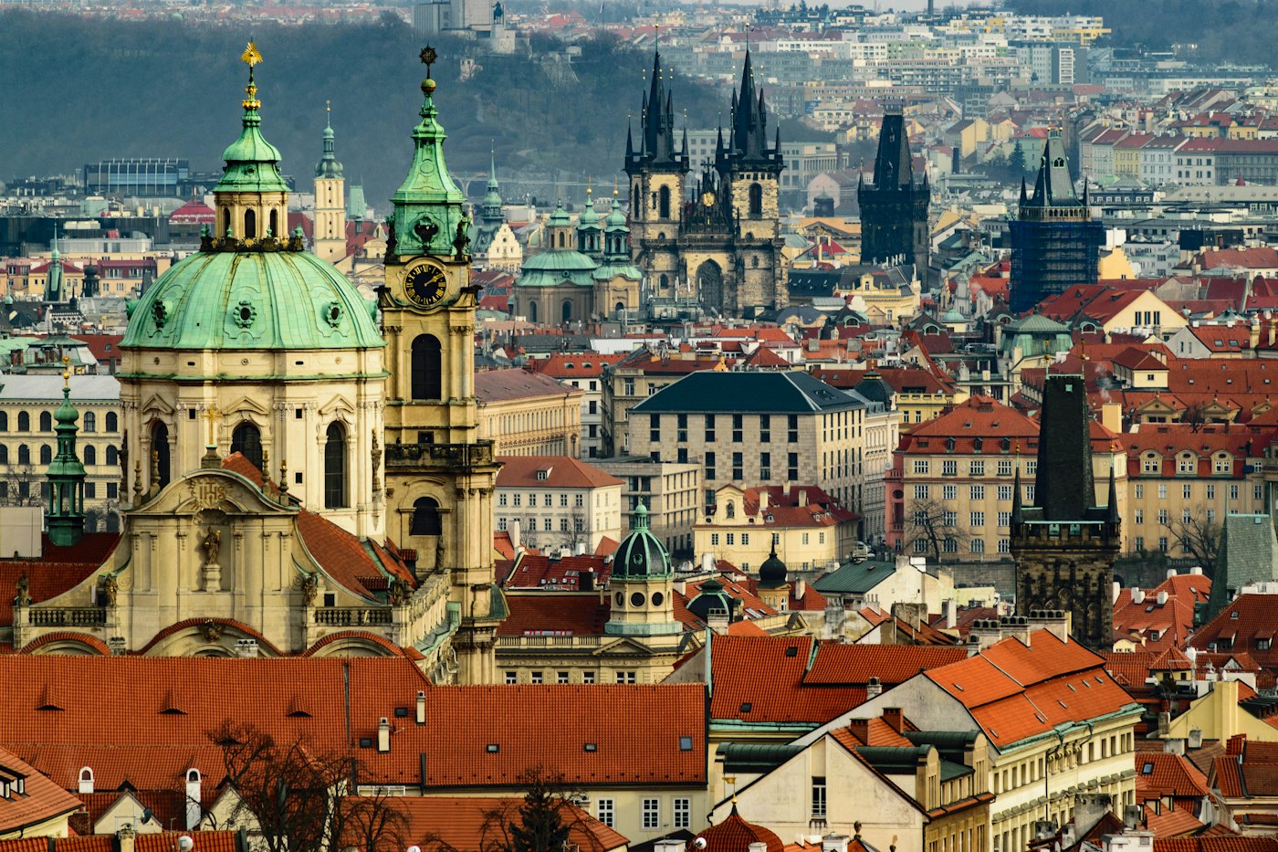 Střechy a věže Starého Města v Praze