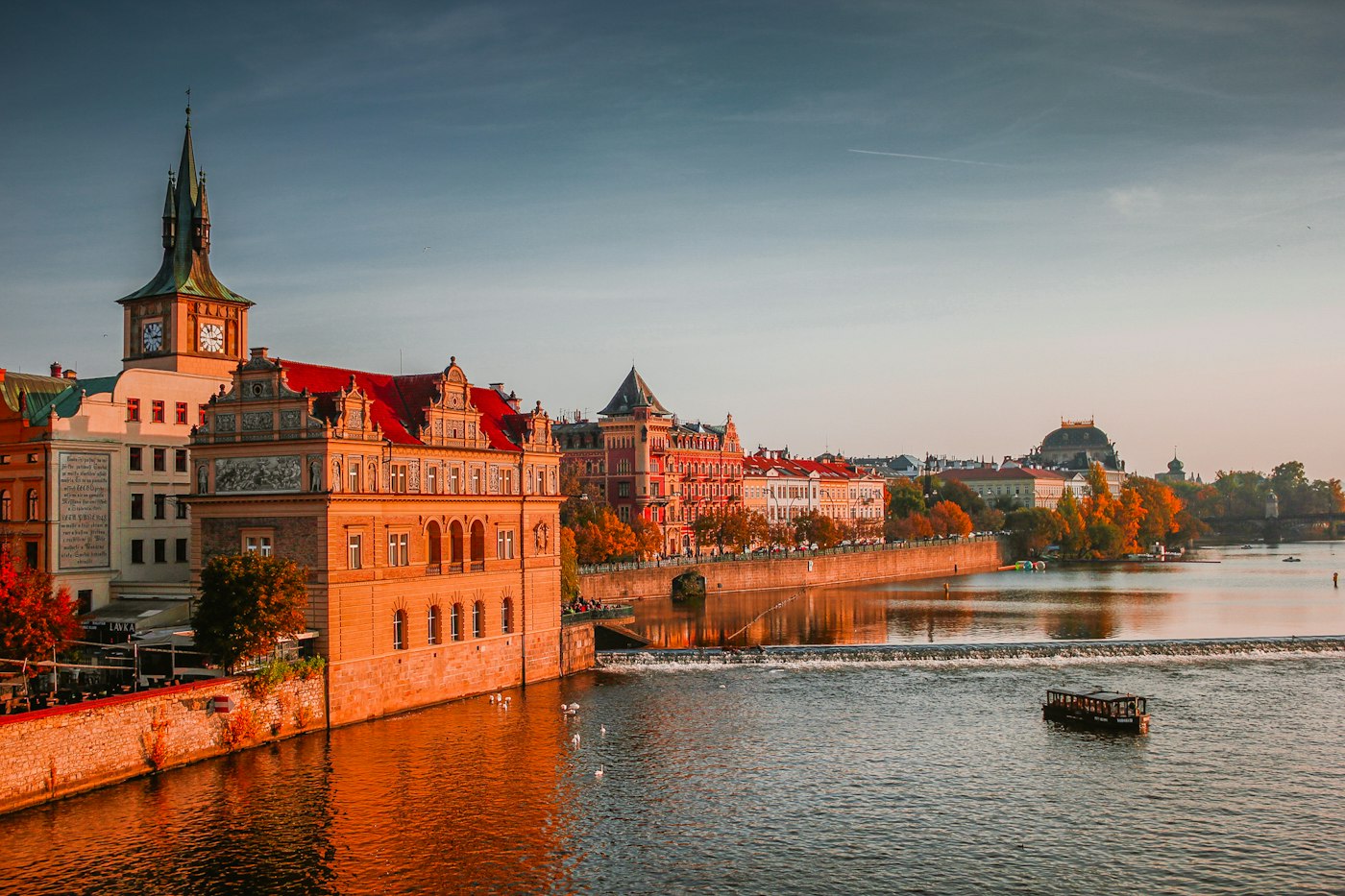 Nábřeží Vltavy v teplém večerním světle