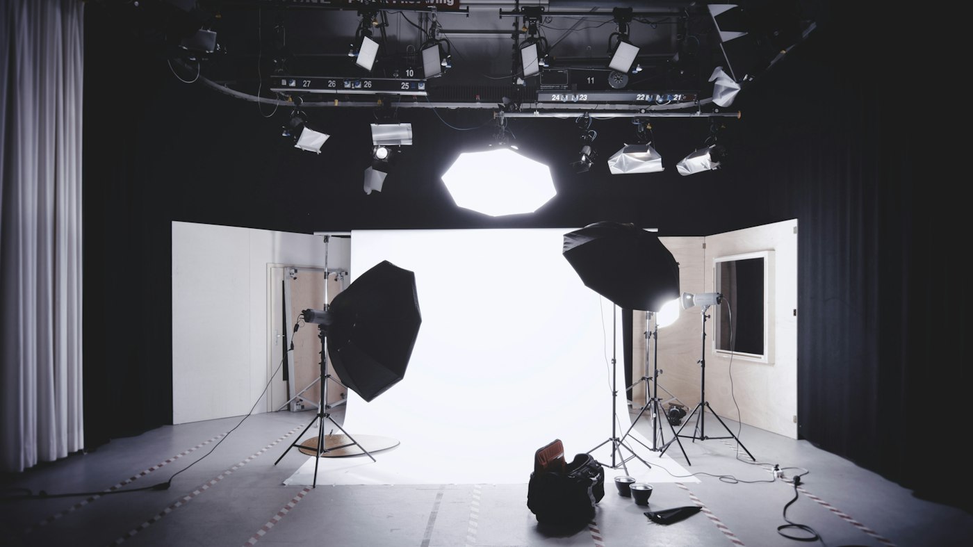 Sál s bílou cyklorámou a softboxy
